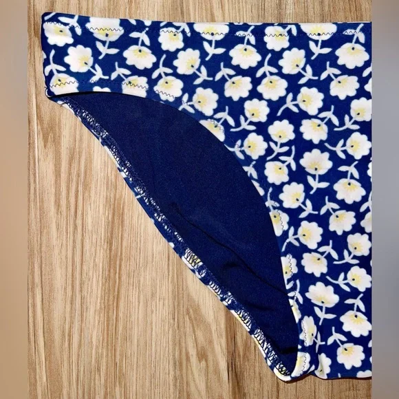 Excellent Condition 𝑨𝑬𝑹𝑰𝑬 𝑏𝑖𝑘𝑖𝑛𝑖 𝑏𝑜𝑡𝑡𝑜𝑚𝑠 - Picture 2 of 6